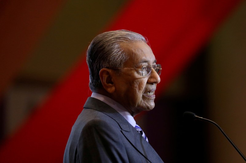 © Reuters. Malaysia's Prime Minister Mahathir Mohamad speaks during the signing ceremony for Bandar Malaysia in Putrajaya