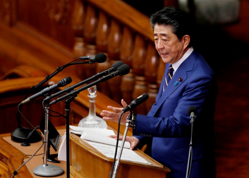 © Reuters. Japanese Prime Minister Shinzo Abe gives a policy speech at the start of the regular session of parliament in Tokyo