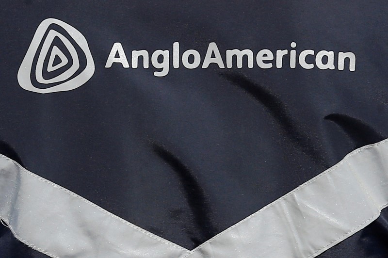 © Reuters. FILE PHOTO: Logo of Anglo American is seen on a jacket of an employee at the Los Bronces copper mine, in the outskirts of Santiago