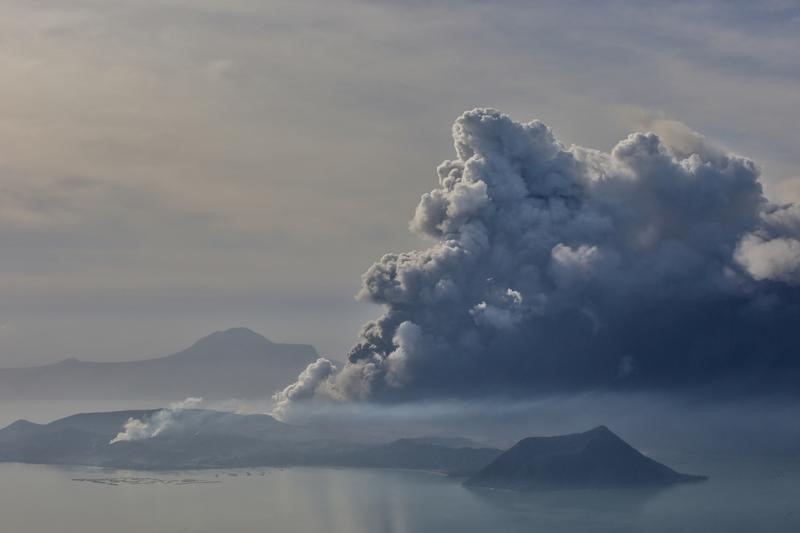 フィリピン首都近郊の火山に再噴火の兆候、観光施設に休業継続指示