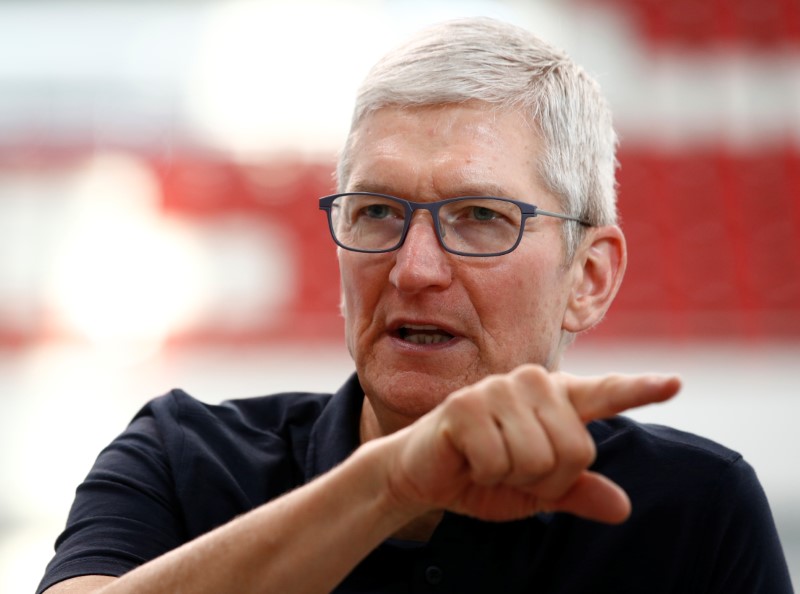 © Reuters. Apple's CEO Tim Cook speaks with Singapore Paralympian Theresa Goh (unseen) at the OCBC Aquatic Centre, Singapore Sports Hub