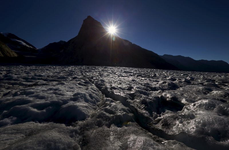 © Reuters. El sol sale detrás de la cabaña Konkordia en el glaciar Aletsch