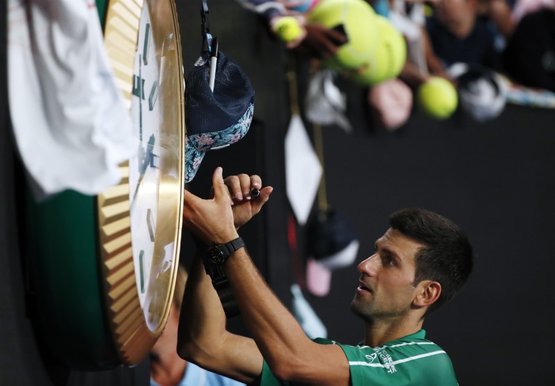 © Reuters. ديوكوفيتش حامل اللقب يحقق فوزا صعبا على شتروف في أولى مبارياته في ملبورن