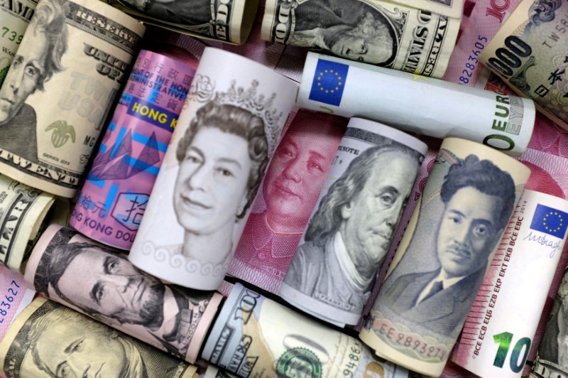 © Reuters. FOTO DE ARCHIVO: Euro, dólar de Hong Kong, dólar estadounidense, yen japonés, libra y billetes chinos de 100 yuanes se ven en esta ilustración de la imagen