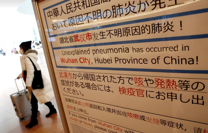 © Reuters. 新型肺炎、中国が「人から人」への感染確認　世界で患者220人超