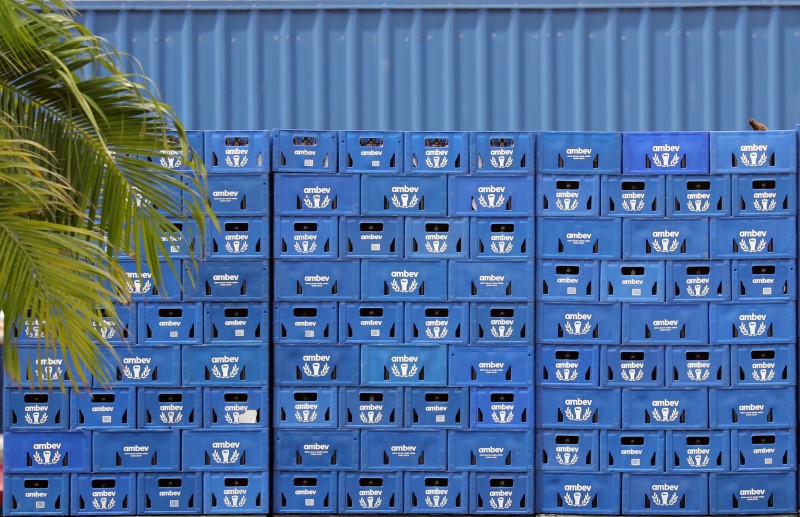 © Reuters. AmBev (Companhia de Bebidas das Americas) beer crates are pictured in their unit in Fortaleza