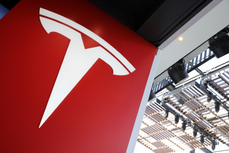 © Reuters. FILE PHOTO: A Tesla logo is seen in Los Angeles
