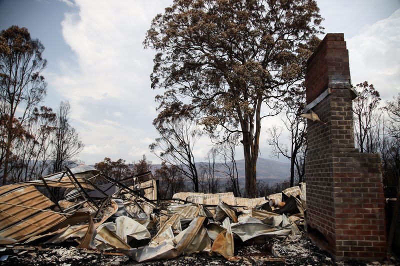 © Reuters. Rubble are seen at a property damaged by bushfires in Kangaroo Valley, Australia