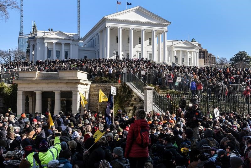 米バージニア州、2万人超が銃規制強化反対の大規模集会　混乱なし