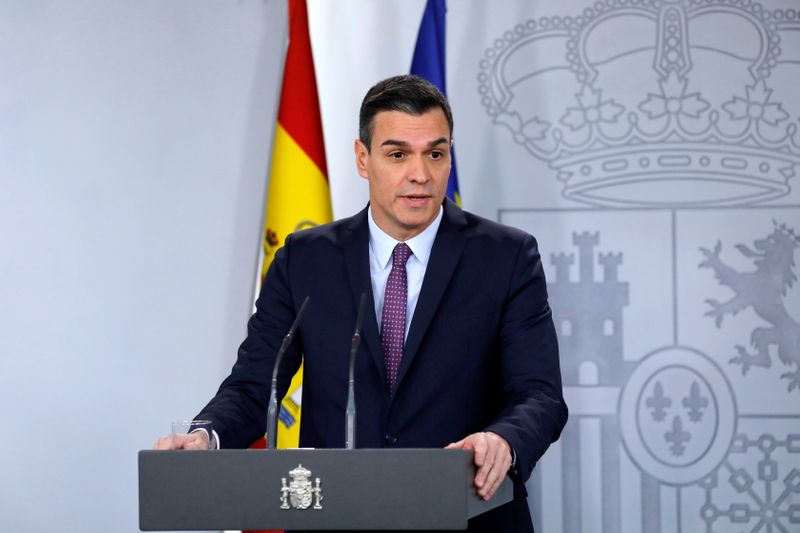 © Reuters. FOTO DE ARCHIVO: El presdidente del Gobierno español, Pedro Sánchez, en el Palacio de la Moncloa en Madrid
