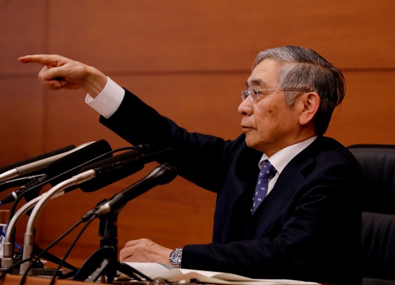 © Reuters. El gobernador del Banco de Japón, Haruhiko Kuroda, asiste a una conferencia de prensa en Tokio