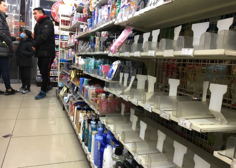 © Reuters. Un estante que solía exhibir máscaras para la venta se ve vacío en una tienda en Beijing