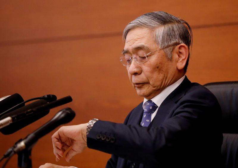 © Reuters. Presidente do Banco do Japão, Haruhiko Kuroda, dá entrevista à imprensa