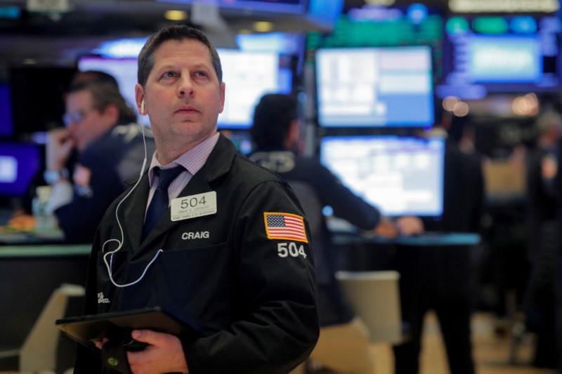 © Reuters. Traders work on the floor at the NYSE in New York