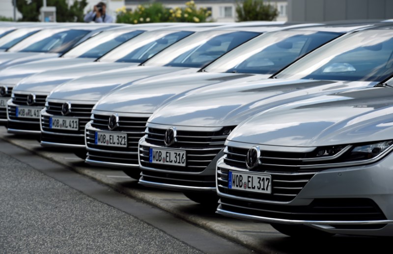 © Reuters. FILE PHOTO: Volkswagen presents new Arteon car in Hanover