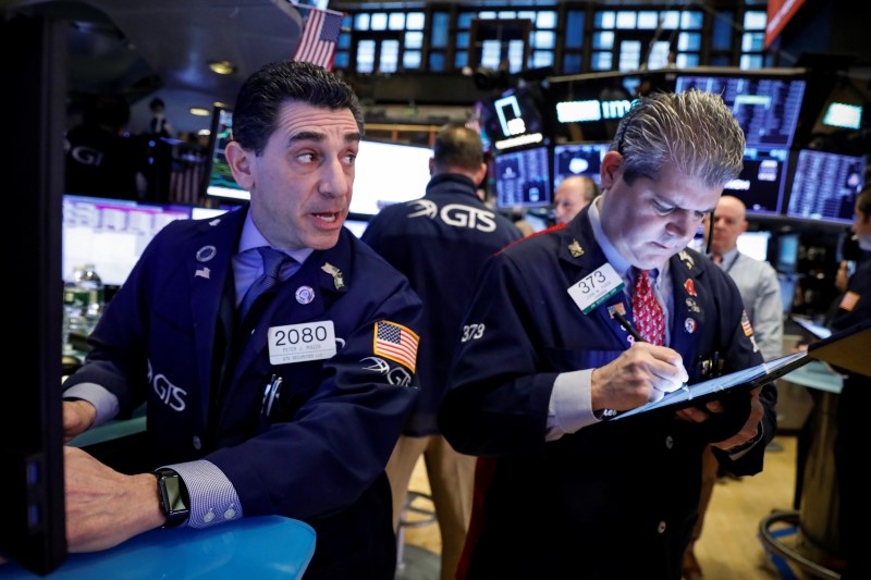 © Reuters. Traders work on the floor at the NYSE in New York