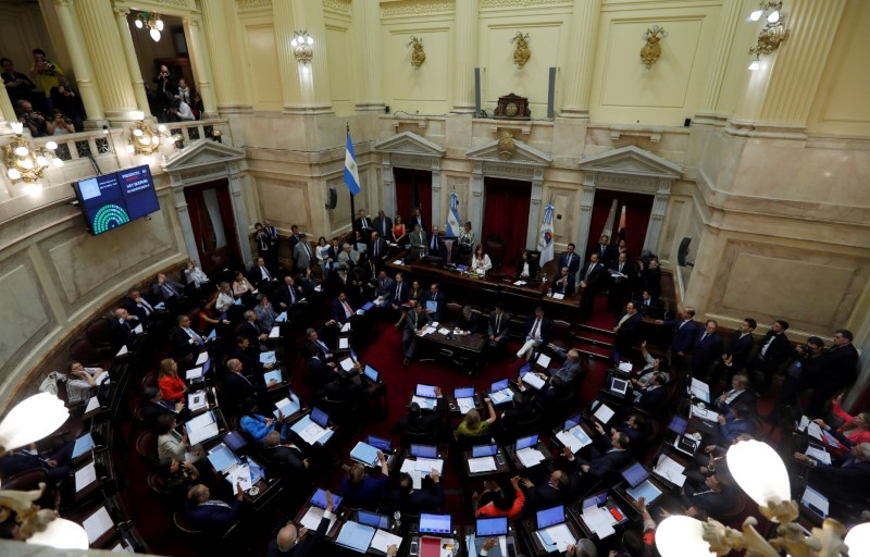 © Reuters. FILE PHOTO: Lawmakers meet to debate and vote on an emergency economic bill proposed by new President Alberto Fernandez, at the National Congress, in Buenos Aires
