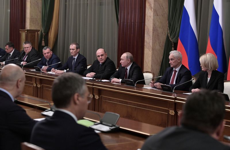 © Reuters. Russian President Vladimir Putin and Prime Minister Mikhail Mishustin meet with members of the new government in Moscow