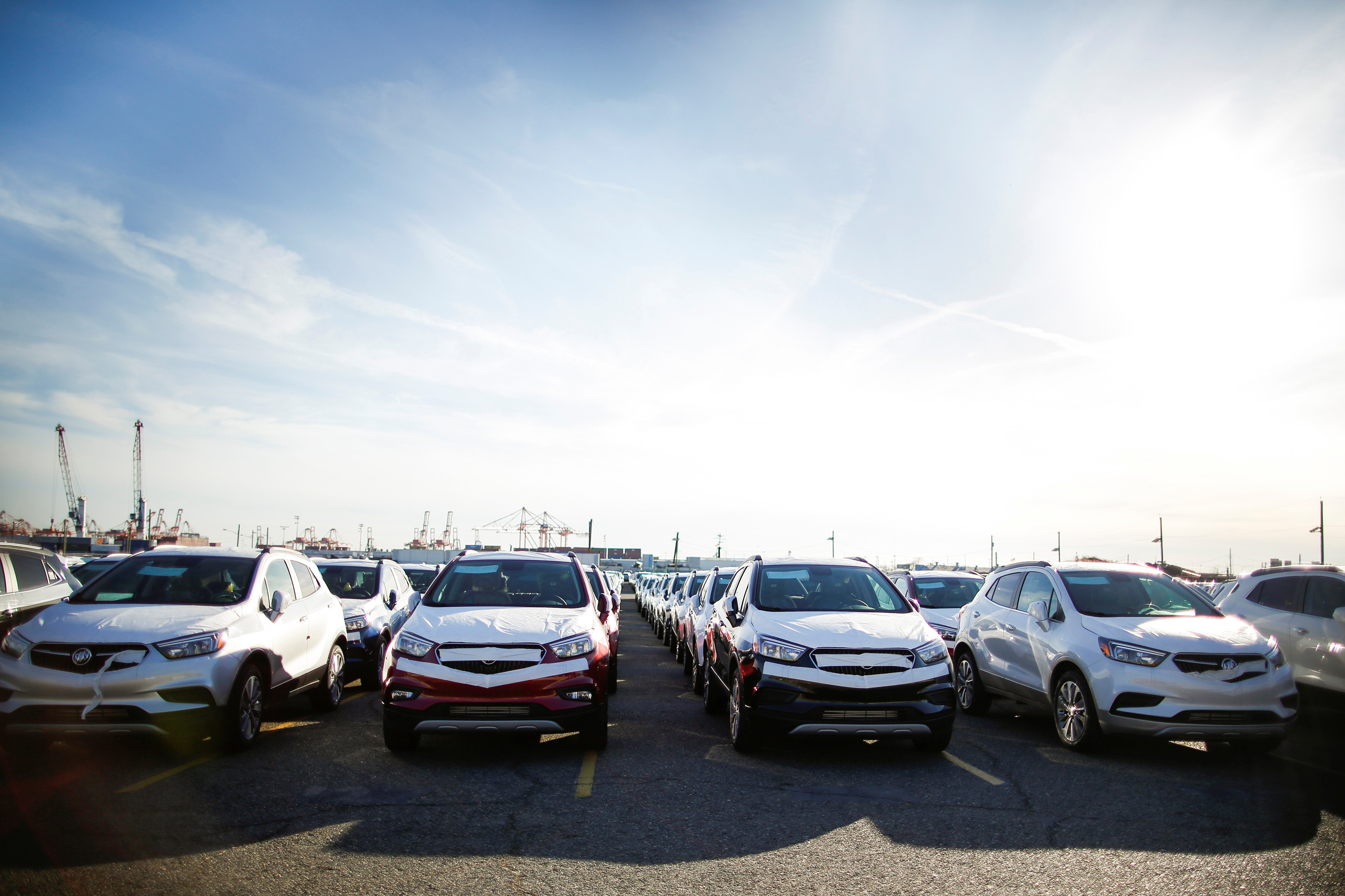 © Reuters. Los automóviles importados están estacionados en un lote en el puerto de Newark, Nueva Jersey