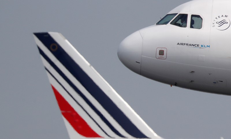 © Reuters. Aeronave Airbus A321 durante procedimento de pouso no aeroporto Charles-de-Gaulle, em Paris