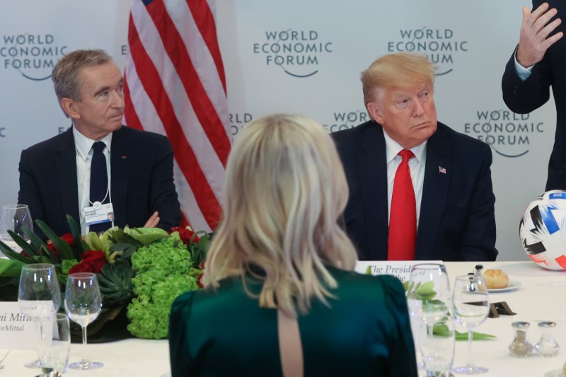 © Reuters. LVMH CEO Arnault sits with U.S. President Trump during a dinner for corporate chief executives alongside the World Economic Forum in Davos, Switzerland