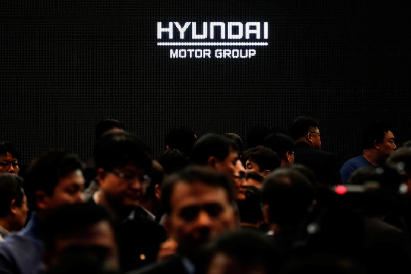 © Reuters. FILE PHOTO: Employees of Hyundai Motor Group leave after the company's new year ceremony in Seoul