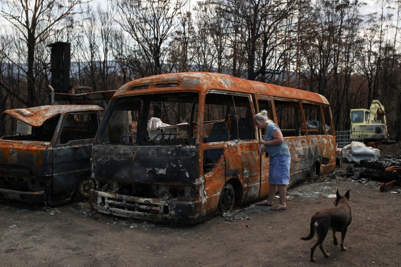© Reuters. 豪首都郊外で森林火災発生、住民が避難