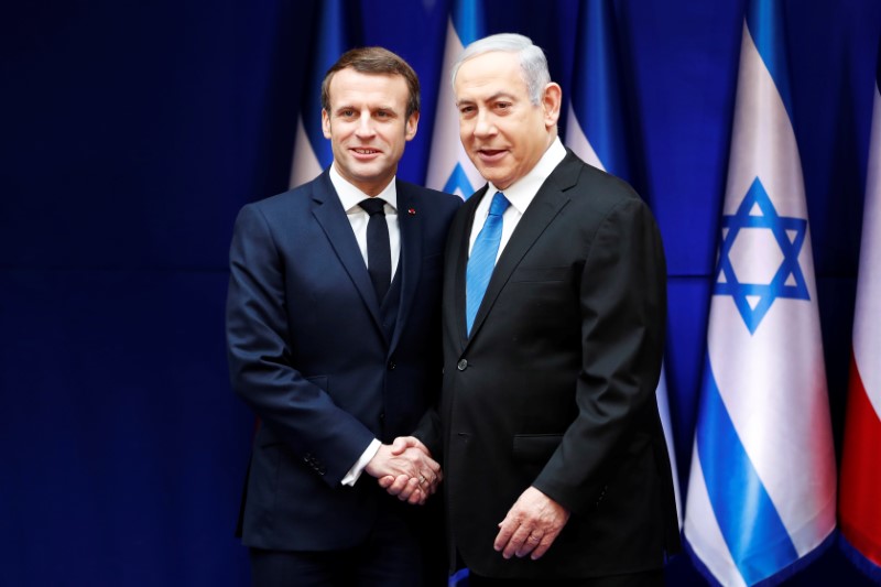 © Reuters. Israeli Prime Minister Benjamin Netanyahu and French President Emmanuel Macron shake hands during their meeting in Jerusalem