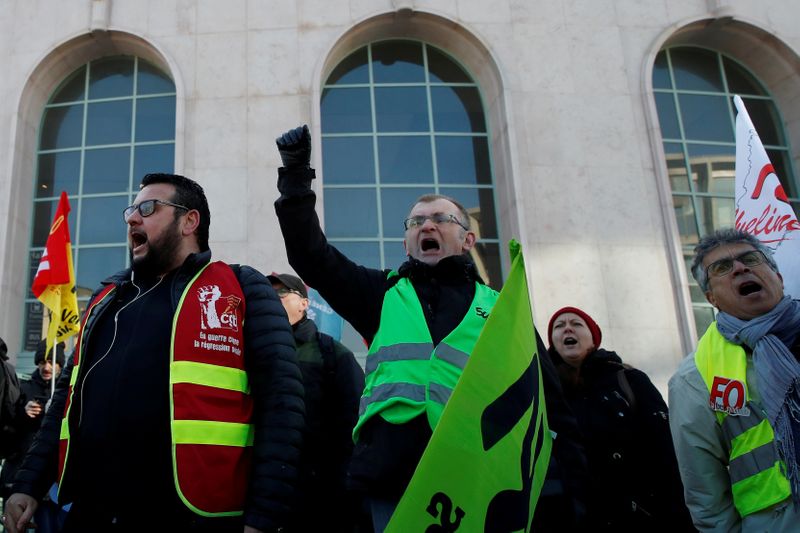 Protesto contra reforma da Previdência fecha maior hidrelétrica da França