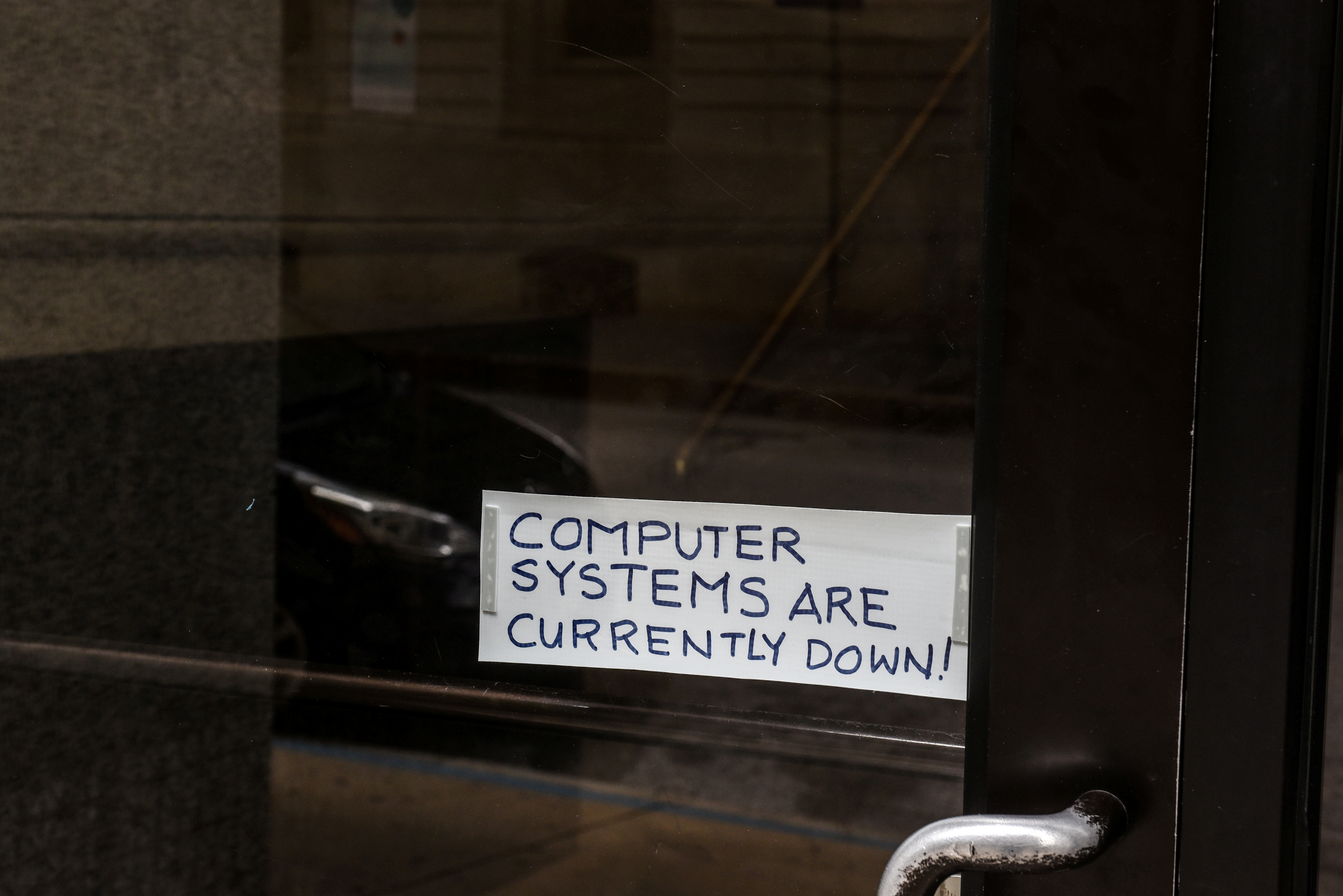 © Reuters. FILE PHOTO: A sign referring to the hacked computer system of Baltimore City is taped to a door near Baltimore City Hall in Baltimore, Maryland