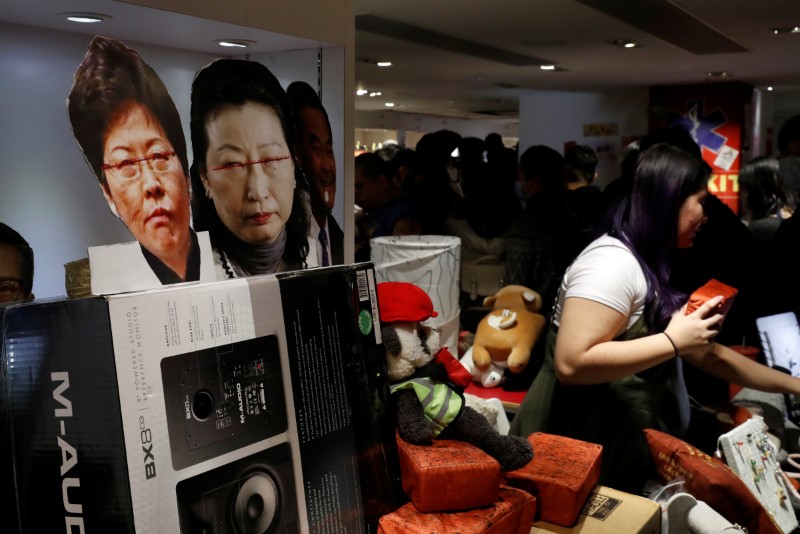 REPORTAJE-Activistas de Hong Kong convierten el Año Nuevo Lunar en un bazar de las protestas