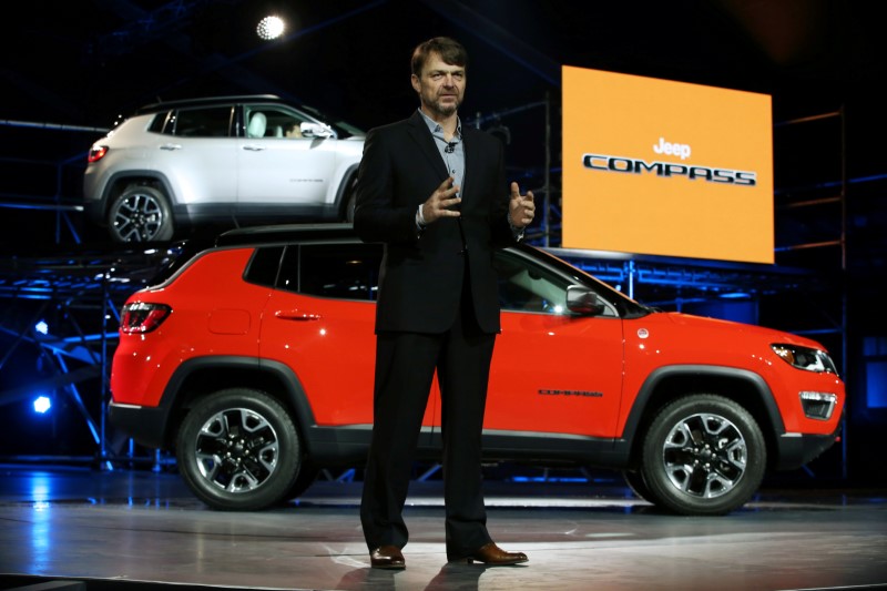 © Reuters. FILE PHOTO: Mike Manley, Head of Jeep Brand, unveils the 2017 Jeep Compass in Los Angeles