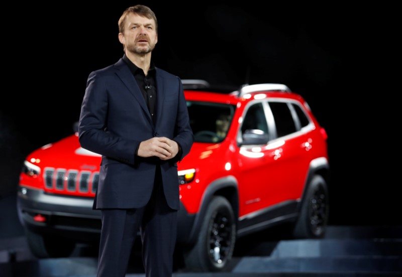 © Reuters. FILE PHOTO: Jeep CEO Manley introduces the 2019 Jeep Cherokee at the North American International Auto Show in Detroit