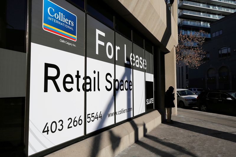 © Reuters. FILE PHOTO: A For Lease sign at a downtown office building in Calgary