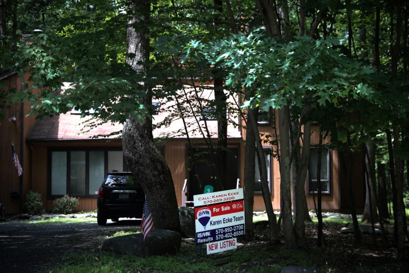 © Reuters. An unoccupied home is seen in the Penn Estates development where most of the homeowners are underwater on their mortgages in East Stroudsburg