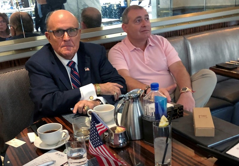 © Reuters. Foto de archivo. El abogado del presidente de Estados Unidos Donald Trump,  Rudy Giuliani, toma un café con el empresario ucraniano-estadounidense Lav Parnas  en el Hotel Trump en Washington
