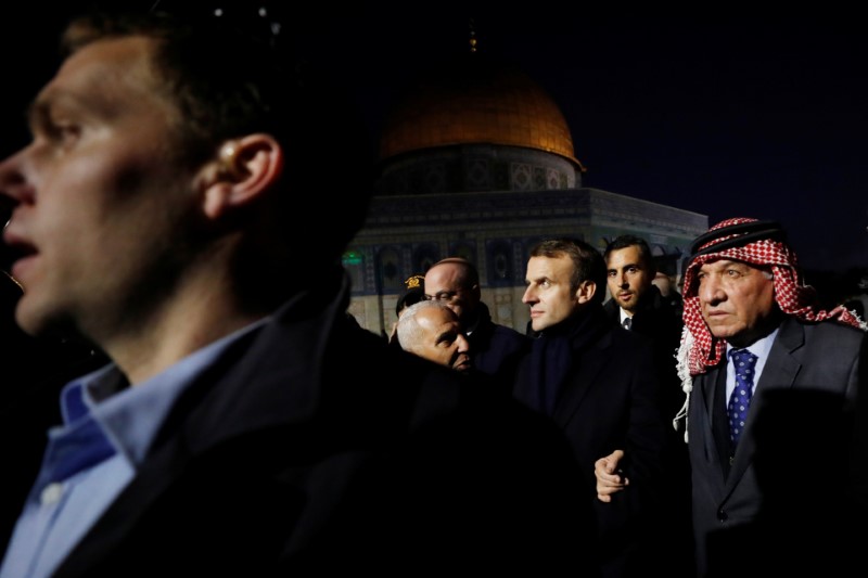 © Reuters. ماكرون يوبخ رجال أمن إسرائيليين في مشادة عند كنيسة بالقدس