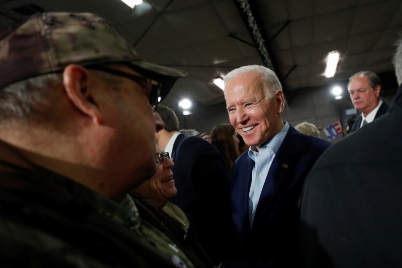 © Reuters. Democratic 2020 U.S. presidential candidate Joe Biden's campaign event in Mason City, Iowa