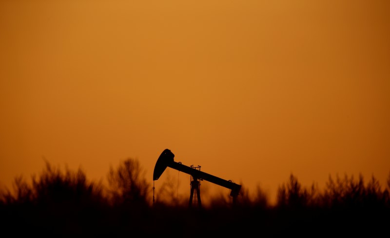 Petróleo Brent recua 2% com previsão de superávit e vírus na China ofuscando interrupções na Líbia
