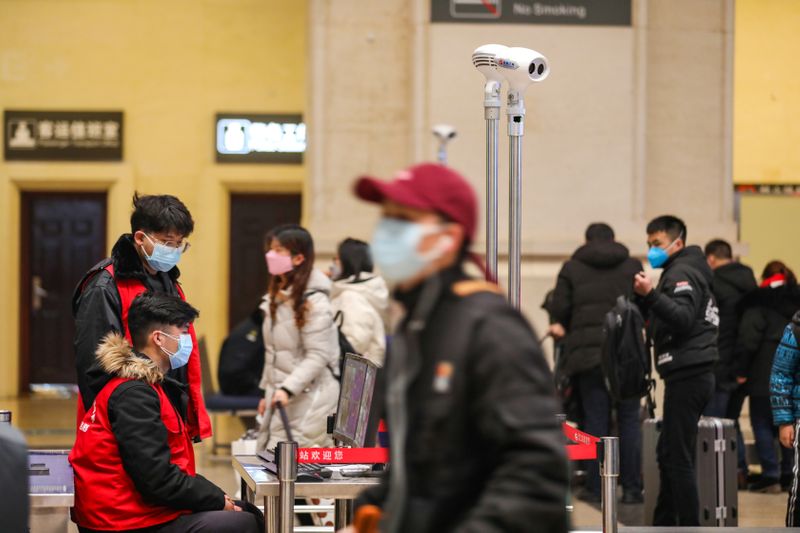 Ciudad china golpeada por coronavirus cierra sus redes de transporte: prensa estatal