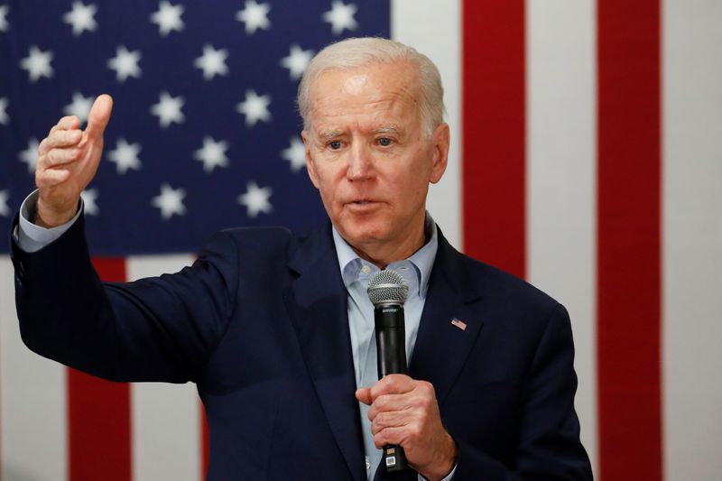 © Reuters. Democratic 2020 U.S. presidential candidate and former U.S. Vice President Joe Biden speaks at a campaign event at the VFW Post 7920 in Osage, Iowa