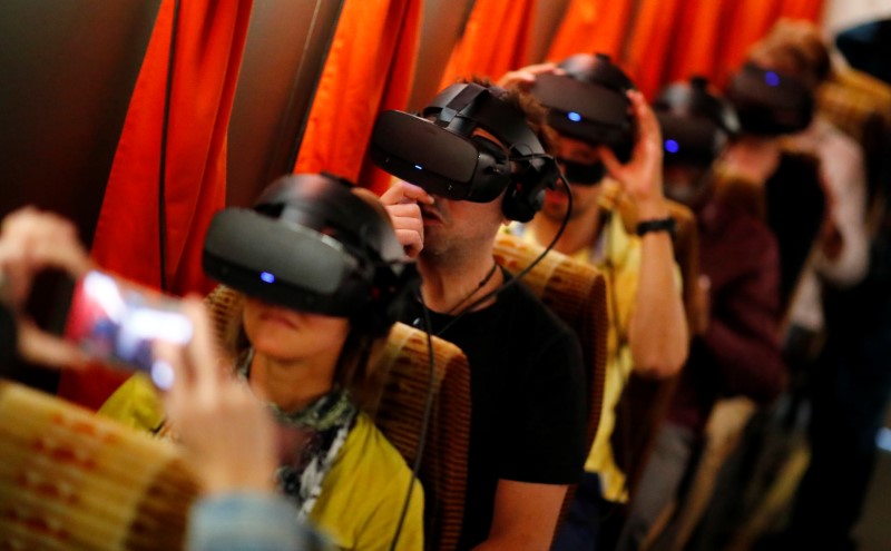 © Reuters. Pessoas com óculos de realidade virtual em Berlim, Alemanha