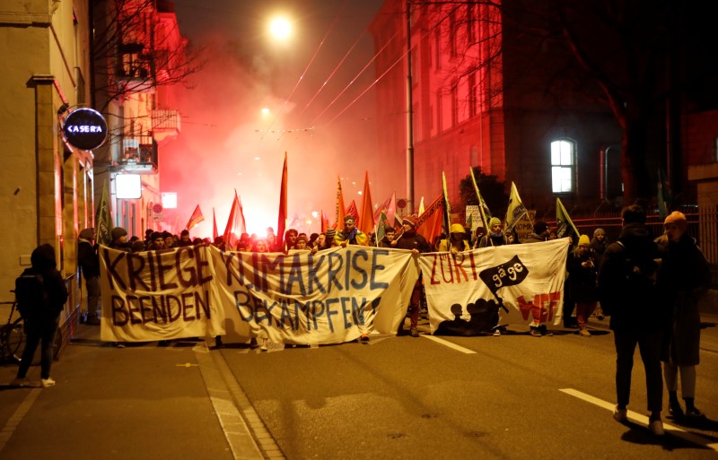 Davos: La police fait usage de gaz lacrymogène pour disperser des manifestants