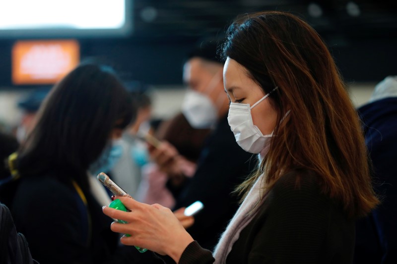 © Reuters. Los pasajeros llevan máscaras para prevenir un brote de un nuevo coronavirus en la Estación de Tren de Alta Velocidad de Hong Kong West Kowloon, en Hong Kong, China