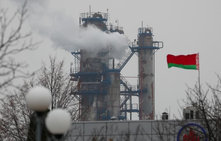 Компании Гуцериева поставят на НПЗ Белоруссии до 560.000 т нефти в янв--источники