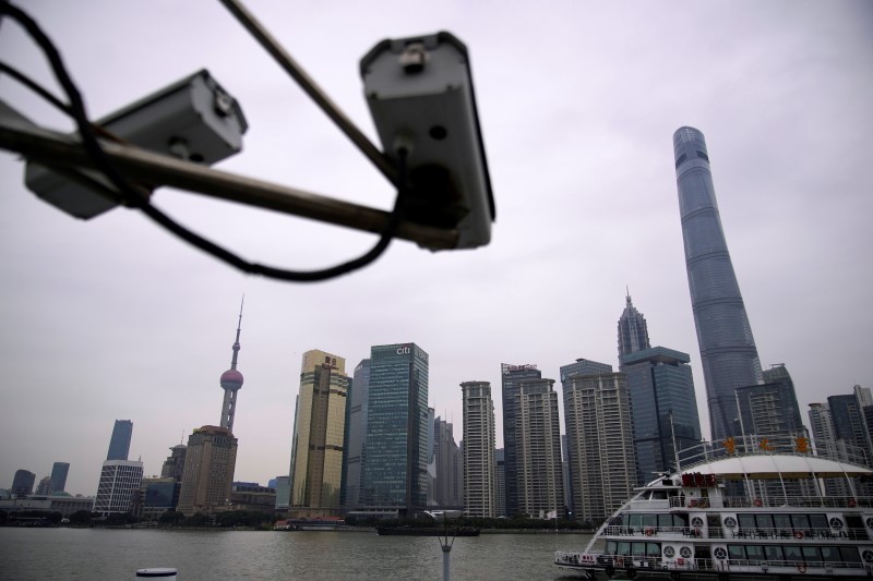 Акции Китая потеряли 3% на фоне изоляции города из-за вспышки вируса