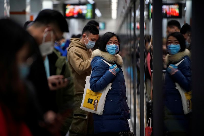 © Reuters. People wearing masks are seen at a subway station in Shanghai
