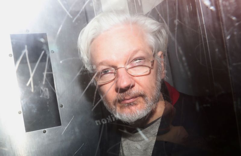 © Reuters. WikiLeaks' founder Julian Assange leaves Westminster Magistrates Court in London