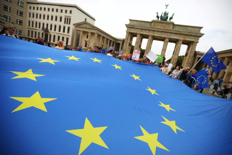 © Reuters. FILE PHOTO: Demonstrators hold an EU flag during a rally under the slogan "Stop the Coup" to protest against attempts to force through a no-deal Brexit, in Berlin