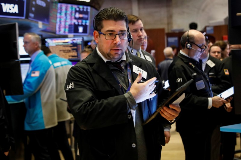 © Reuters. Traders work on the floor at the NYSE in New York